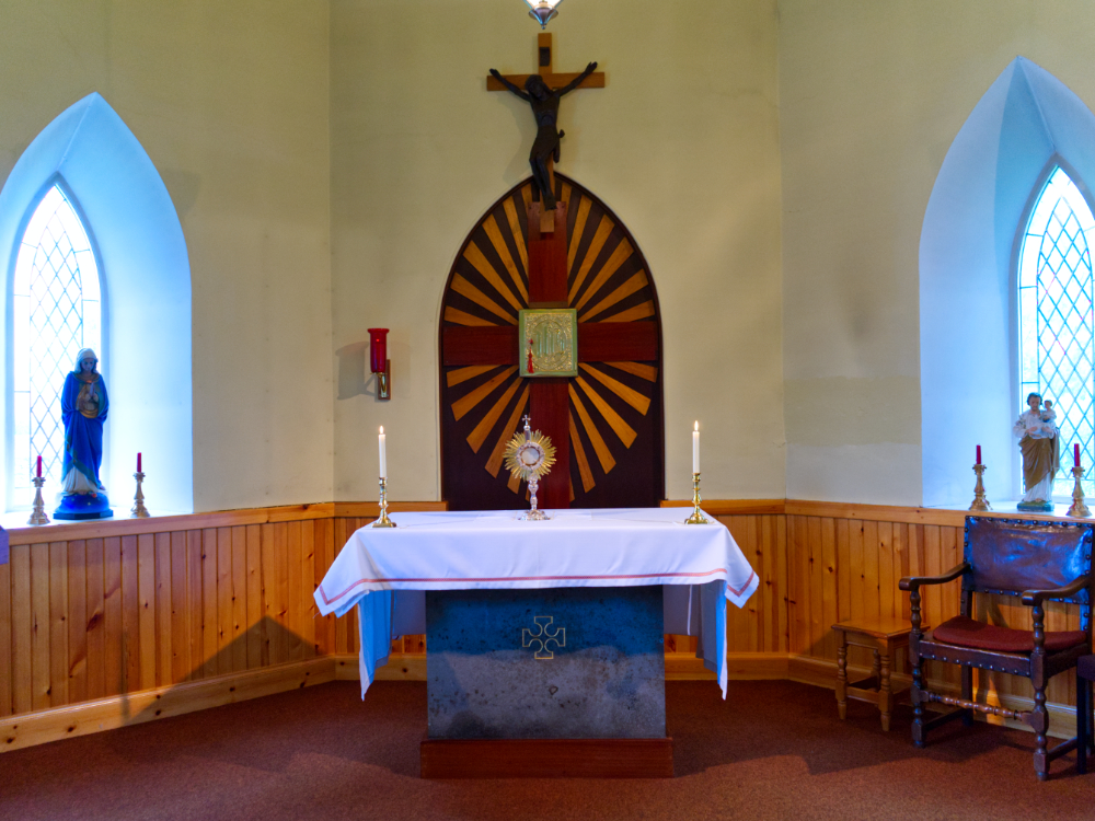Adoration of the Blessed Sacrament in the Sanctury